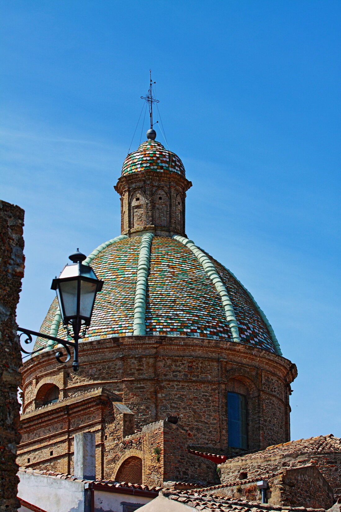 Facciata di chiesa con campanile