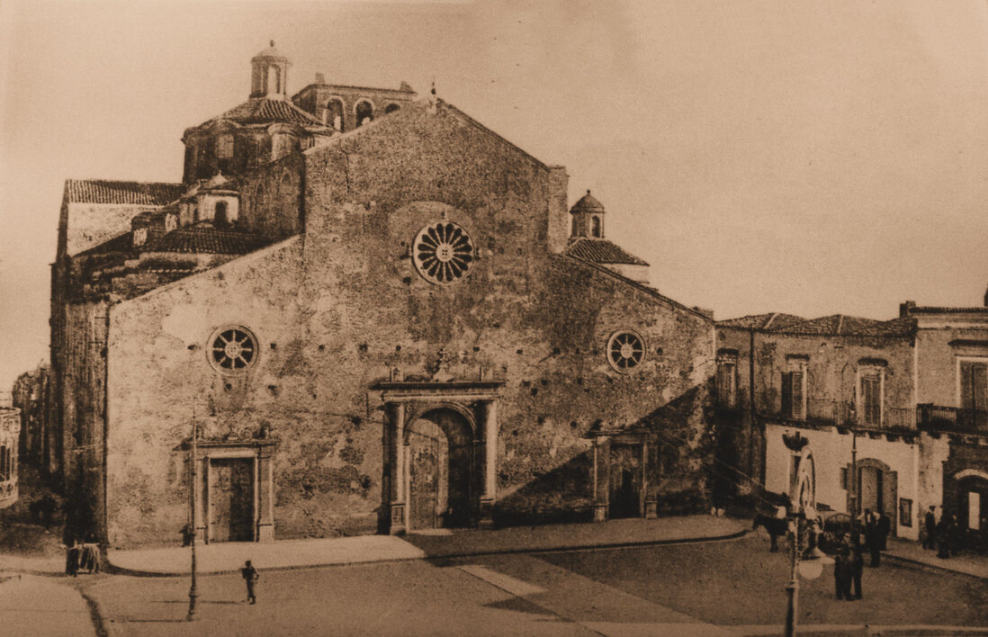 Piazza centrale con portici
