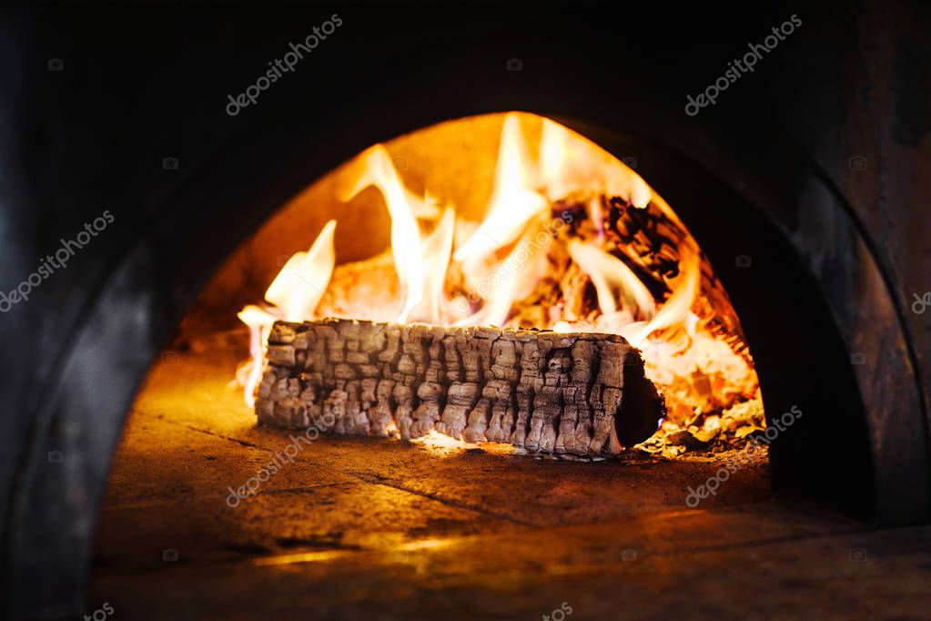 Locale con forno a legna e pani